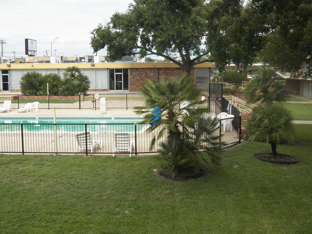 University Inn Bryan Exterior foto