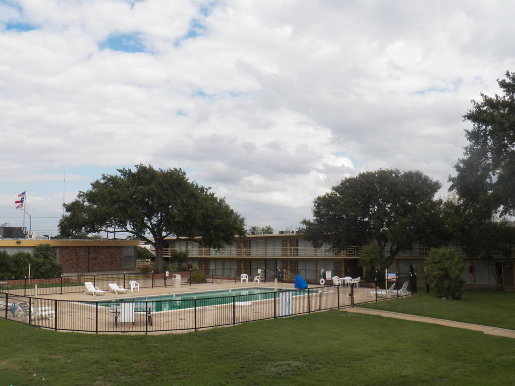 University Inn Bryan Exterior foto